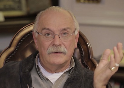 Никита Михалков рассказал, как один из его друзей облил Путина вином