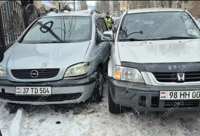 Վանաձորում բախվել են Opel-ը և Honda CR-V-ն, այնուհետև բախվել են կայանված 2 Opel-ների ու Լադա–ի