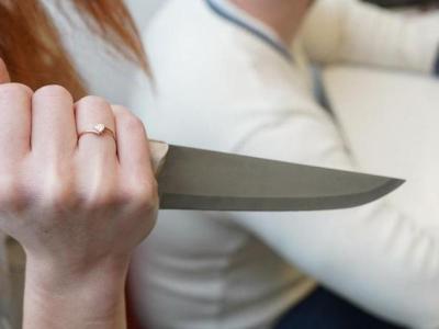 В Эчмиадзине молодая женщина напала с ножом на мужа и свекровь

 