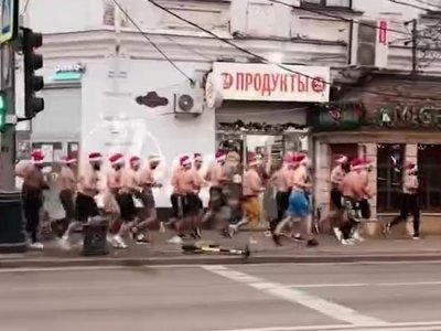 Полуголые Деды Морозы устроили массовый забег