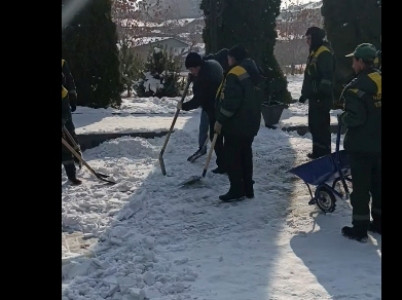 В преддверии визита Пашиняна сотрудники коммунальных служб спешно чистят лестницу к храму Святого Григория Просветителя