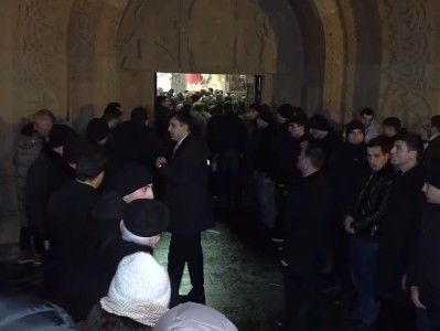 Пашинян и Кчоян отправились к алтарю: Журналистам не разрешили входить