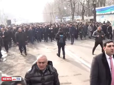 Во дворе ереванской церкви «Сурб Анна» установлена сцена: ожидается выступление премьер-министра Армении
