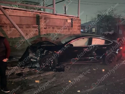 Խոշոր ավտովթար՝ Երևանում. բախվել են «Mercedes»-ն ու «Tesla»-ն, վերջինս էլ բախվել է երկաթե սյանը. կա վիրավոր