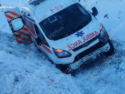 Карета скорой помощи, перевозившая пациента из Гюмри в Ереван, попала в ДТП