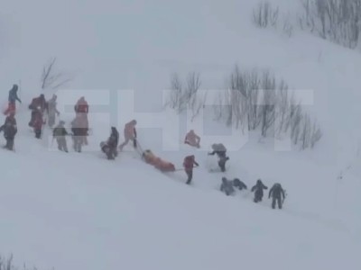 Shot: В горах Грузии на российских туристов сошла лавина