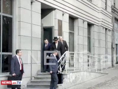Пашинян проигнорировал вопрос журналиста: Вы заставляете людей посещать литургии?