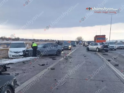 Массовое ДТП на  дороге в Араратской области: столкнулись 14 автомобилей