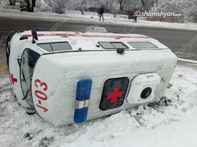 У Тегута перевернулся автомобиль скорой помощи: Медсестра госпитализирована