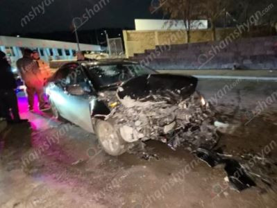 В Ереване из-за выбоины в асфальте произошло серьезное ДТП