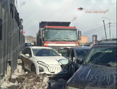 Крупное ДТП в Ереване: Фура врезалась в несколько пассажирских автомобилей