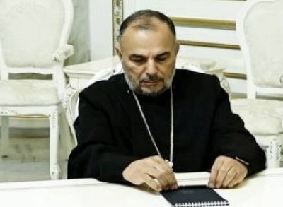 «Իրավունք». Մտել է, որ ներսից «պայթեցնի» տիրադավերի անսամբլը. Վրթանես Սրբազանը սկսել է խաղե՞ր տալ