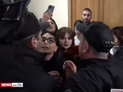 Некоторых журналистов выдворили из здания парламента Армении: Мне угрожали