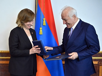 Վահագն Խաչատուրյանը պարգևատրել է Քրիստինա Քվինին Բարեկամության շքանշանով