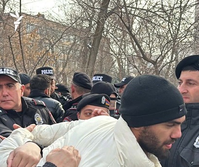 Иранцы провели акцию протеста у посольства Ирана в Ереване: есть подвергнутые приводу
