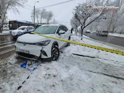 Երևանում «Volkswagen ID4»-ը բախվել է ցուցանակին, կոտրել այն, որն էլ ընկել է հետիոտնի վրա. Վերջինս հոսպիտալացվել է