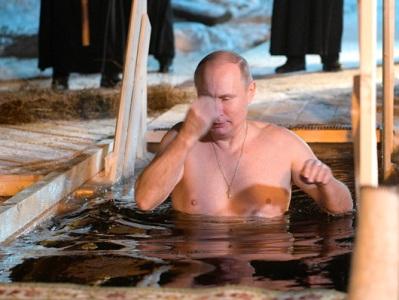 Путин вслед за Лукашенко окунулся в прорубь