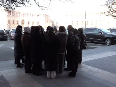 В Ереване проходит акция протеста: ее участники требуют доставки тел погибших родственников в Армению