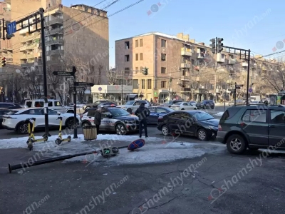 Վաղարշյան-Քոչար խաչմերուկում բախվել են «Mercedes ML»-ն ու «Hyundai»-ն. վերջինս կոտրել է լուսակիրը