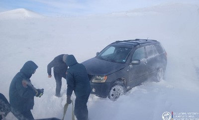 В метели на юге Армении застряло более сотни автомобилей