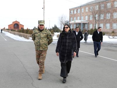 Омбудсмен РА посетила учебное воинское подразделение Министерства обороны