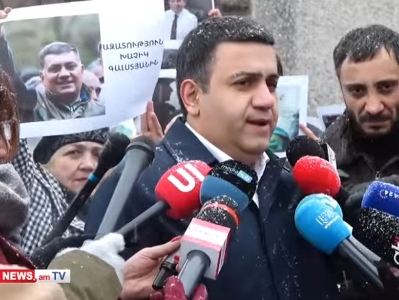 Перед зданием делегации ЕС в Ереване проходит акция протеста в защиту Хачика Галстяна и Арама Кочаряна