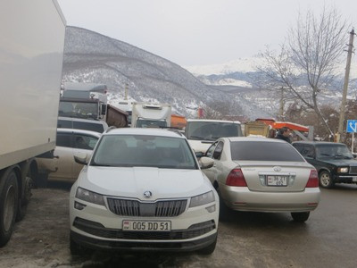 СМИ: Сотни грузовиков стоят на дороге у восточного въезда в армянский город Капан