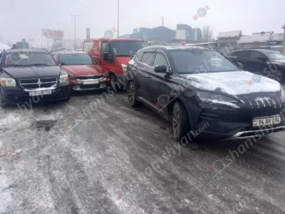На Аштаракском шоссе из-за гололедицы произошло цепное ДТП