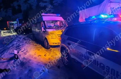 Փրկարարները հատուկ տեխնիկայի օգնությամբ վարորդին դուրս են բերել ավտոմեքենայից