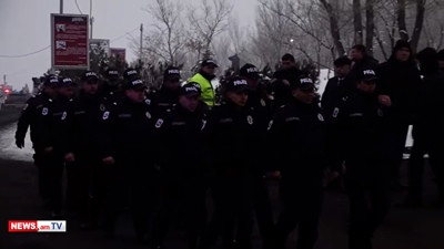 До визита Пашиняна в военный пантеон «Ераблур» прибыло большое число сотрудников Полицейской гвардии