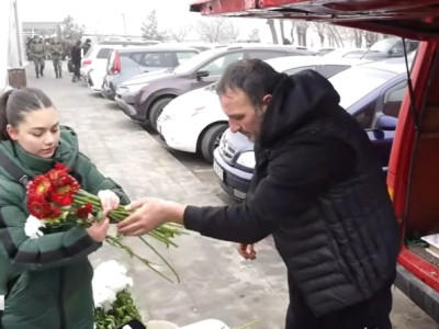 Брат погибшего в 44-дневной войне Тарона Андреасяна в «Ераблуре» бесплатно раздает цветы