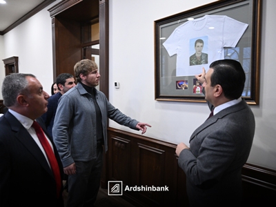 Глава правления и бренд-амбассадор Ардшинбанка посетили пациентов центра «Дом солдата»