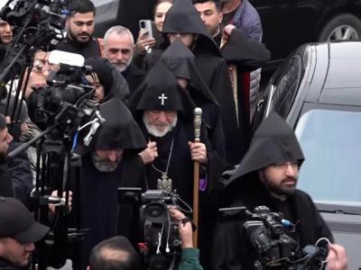 Католикос всех армян посетил военный пантеон «Ераблур»: он не ответил на вопросы журналистов