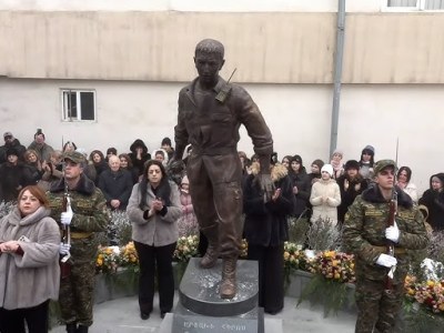 В Ереване открылся памятник Герою Карабаха Роберту Абаджяну