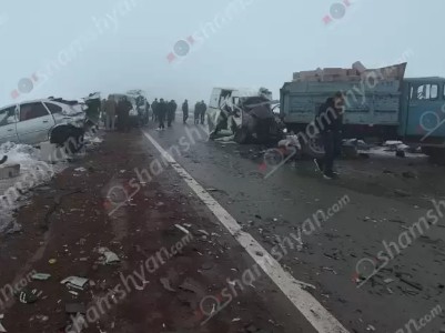 В Армении в результате крупного ДТП с участием 15 автомобилей скончался один человек