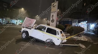Երևանում բախվել են «Mercedes»-ն ու «VAZ» 21-21-ը․ վերջինի հետևի 2 անվահեծանները կոտրվել ու շպրտվել են