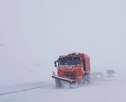 Из-за сильной метели Спитакские повороты труднопроходимы для транспортных средств с прицепами