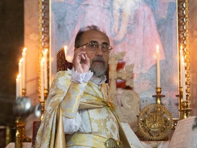 Отец Ованнес провёл литургию в медцентре «Измирлян»: архиепископ Микаэл слушал её в своей палате