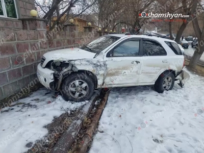 Ողջաբերդում բախվել են «Opel»-ն ու «Kia»-ն. վերջինս տապալել է էլեկտրասյունը, բախվել ծառին և հայտնվել պարսպի մոտ