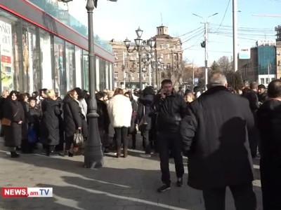 Работники ереванского ТЦ «Россия» проводят акцию протеста