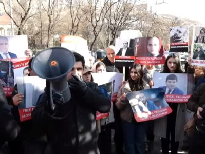 Оппозиционеры провели акцию протеста перед зданием парламента Армении