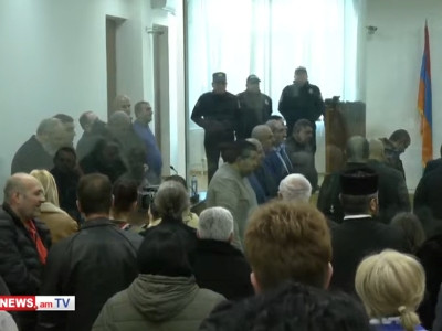 Пришедшие на заседание по делу архиепископа Галстаняна и других вознесли совместную молитву об избавлении от зла