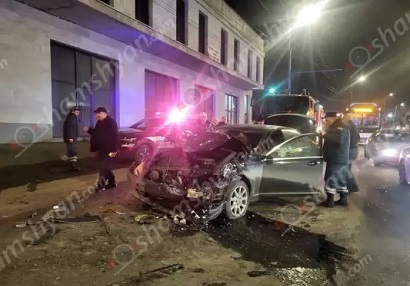 В Ереване автомобиль подполковника армии столкнулся с автобусом