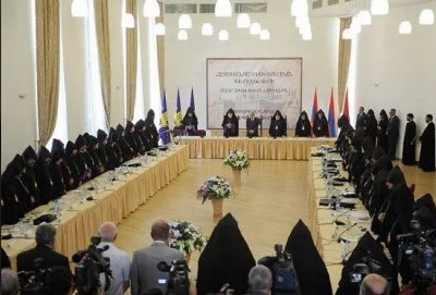 «Փաստ». Էլ ի՞նչ միջոցների է դիմելու Փաշինյանը Եպիսկոպոսաց ժողովը խափանելու համար