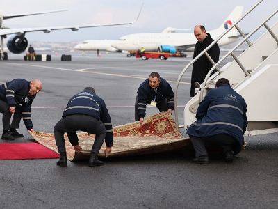 Carpet laid out for US Vice President at Yerevan international airport wows The Guardian reporter