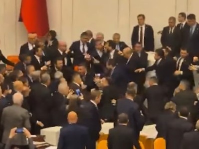 Թուրքիայում երկու նոր նախարարի երդմնակալության արարողությունից առաջ խորհրդարանում ծեծկռտուք է տեղի ունեցել