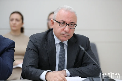 «Իրավունք». ԱԳ փոխնախարար Մնացական Սաֆարյանի դեմարշը Նիկոլին