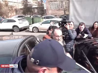 «Հոյակապ եմ». Միքայել Սրբազանը դուրս եկավ «Իզմիրլյան» ԲԿ–ից. նրա հետ ողջագուրվեց Արմեն Չարչյանը