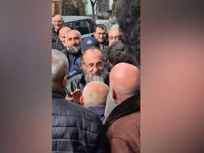 «Սրբազան, սրբազան». Միքայել արքեպիսպոկոս Աջապահյանին Գյումրիում դիմավորեցին ծափերով եւ երգերով