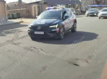 В Ереване возникла опасность обрушения покрытия на улице Давида Бека